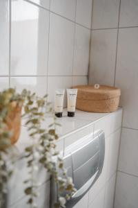 - une salle de bains pourvue d'un comptoir avec deux tasses dans l'établissement Smart & Stay Living, à Mörlenbach