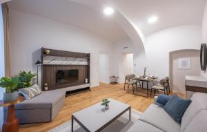 salon z kanapą i stołem w obiekcie Apartment Diamond - with Aircondition! w Wiedniu