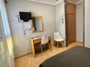 TV a/nebo společenská místnost v ubytování Hostal Tarrés