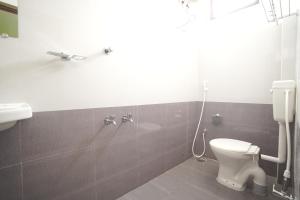 Bilik mandi di Le Leos Park Inn