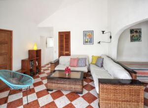 uma sala de estar com um sofá e uma mesa em Maison accueillante à Saint-François avec piscine privée. em Saint-François