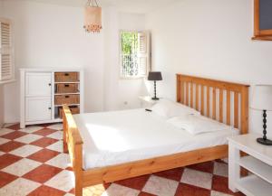 Uma cama ou camas num quarto em Maison accueillante à Saint-François avec piscine privée.