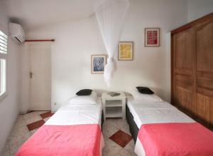 Uma cama ou camas num quarto em Maison accueillante à Saint-François avec piscine privée.