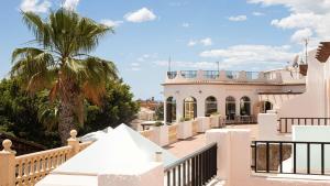 - Vistas a una casa con una palmera en Casa MuMa, en Calpe