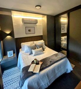 Postel nebo postele na pokoji v ubytování Modern Studio in South Cali - Style & Comfort