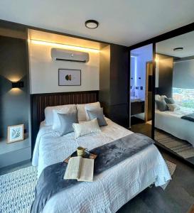 Postel nebo postele na pokoji v ubytování Modern Studio in South Cali - Style & Comfort