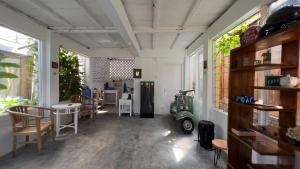 una stanza con un tavolo e uno scooter di Authentic Bungalow for ocean lovers! a Tanah Lot