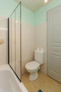 ein Badezimmer mit Toilette und Glasdusche in der Unterkunft LE SOUVENIR D'AILLEURS T2 65m2 in Lhommaizé