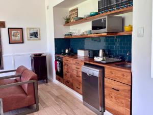 una cocina con fregadero y encimera en Kiekiebos, en Wilderness 16 fotos más