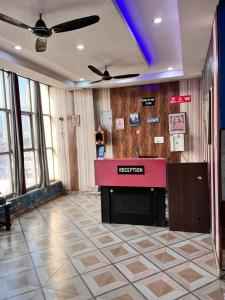 een lobby met een rode receptie in een kamer bij Hotel pushpanjali in Haldwani