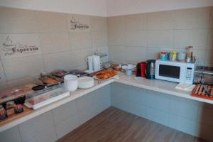 Kuchyňa alebo kuchynka v ubytovaní Megnyugtat-lak Apartmanház