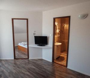 Televízia a/alebo spoločenská miestnosť v ubytovaní Megnyugtat-lak Apartmanház