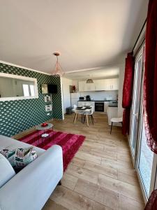 Kuchyň nebo kuchyňský kout v ubytování Little Blue Paradise + 17 fotografií