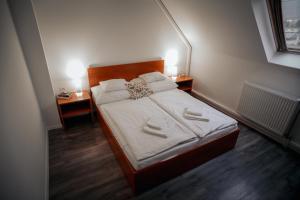 Posteľ alebo postele v izbe v ubytovaní Megnyugtat-lak Apartmanház