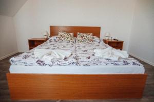 Posteľ alebo postele v izbe v ubytovaní Megnyugtat-lak Apartmanház