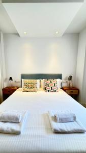 ein Schlafzimmer mit einem Bett, auf dem zwei Handtücher liegen in der Unterkunft Apartamento Alameda in Sevilla