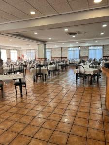 Reštaurácia alebo iné gastronomické zariadenie v ubytovaní Hotel Restaurante Dama de Baza