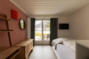 Postel nebo postele na pokoji v ubytování Hotel Europa Suites St Moritz