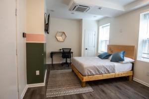 Un dormitorio con una cama con almohadas azules. en Diamond Suites Philadelphia Center, en Filadelfia
