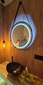 un baño con lavabo y espejo en Stephany LUX Apartment, en Ruse