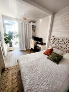 ein Schlafzimmer mit Bett, Schreibtisch und Fenster in der Unterkunft Maison loft avec jardin pour 6 voyageurs entre Paris et Disneyland in Torcy