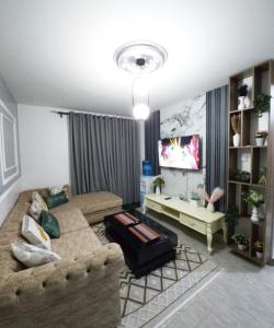 Una televisión o centro de entretenimiento en Dolphin Homestays