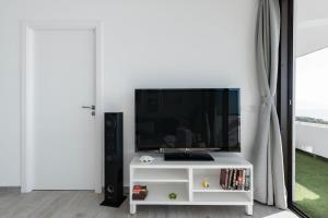 Μια τηλεόραση ή/και κέντρο ψυχαγωγίας στο Sunset Paradise Tenerife -The Romantic Seascape