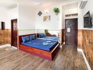a bedroom with a bed in a room at Hoàng Bách 3 Hotel in Ho Chi Minh City