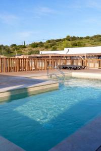 Bazén v ubytovaní Camping les lodges du lagon alebo v jeho blízkosti
