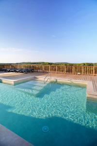 Basen w obiekcie Camping les lodges du lagon lub w pobliżu
