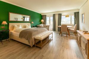 Postel nebo postele na pokoji v ubytování Hotel Europa Suites St Moritz