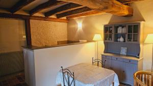 eine Küche mit einem Tisch und einer Theke mit einem Tisch und einem Tisch in der Unterkunft L'Olivier - Charm and elegance Loire Valley in Vouvray