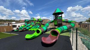 Plac zabaw dla dzieci w obiekcie Camping les lodges du lagon