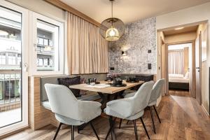 Posezení v ubytování Studio 24 by Hotel Brücke + 37 fotografií