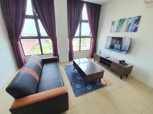 TV a/nebo společenská místnost v ubytování KITTY Homestay 5-02 ROXY Apartment Kuching