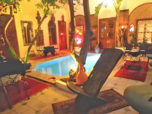 マラケシュにあるExceptional Villa in Marrakech with Private Poolの家の真ん中に火の穴があるプール