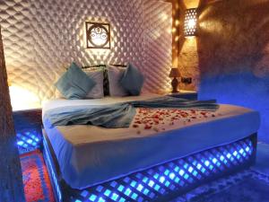マラケシュにあるExceptional Villa in Marrakech with Private Poolの赤い花が飾られたベッドのある寝室