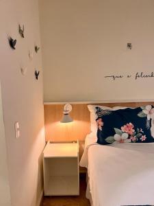 a bedroom with a bed with a sign on the wall at Flat's Maravista Beiramar in São Miguel do Gostoso