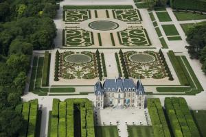 an aerial view of a building with a garden at Modern Hyper-Centre studio,proche Paris in Antony