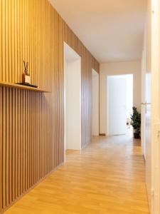 an empty room with a yellow wall and wooden floors at Wohnen bei Franzi - Tolle Wohnung für 4 Personen in Altötting