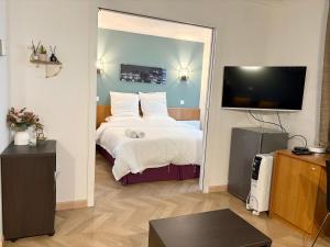 クルブヴォアにあるCosy Appartement 2P avec Balcon Paris La Défense Parking Gratuitの大きなベッドと大きな鏡のある寝室