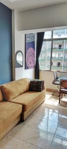 a living room with a couch and a table at Quadra da Praia, Vista Mar, Boqueirão Gonzaga in Santos