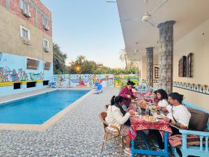 Bazén v ubytování Luxor View Hostel nebo v jeho okolí