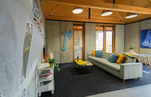 a living room with a couch and a table at Kalóz apartmanház Velence in Velence
