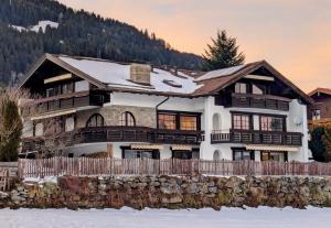 a house in the mountains with snow at Ferienwohnung Alpenlift in Bolsterlang Sommerbergbahn kostenlos in Bolsterlang