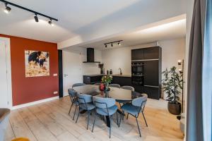 a kitchen and dining room with a table and chairs at Boerderijkamer Zonlicht in Lutten
