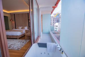 Ένα ή περισσότερα κρεβάτια σε δωμάτιο στο Temple Himalaya Hotel & Spa
