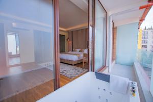 Ένα ή περισσότερα κρεβάτια σε δωμάτιο στο Temple Himalaya Hotel & Spa