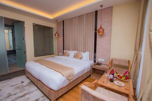 Ένα ή περισσότερα κρεβάτια σε δωμάτιο στο Temple Himalaya Hotel & Spa