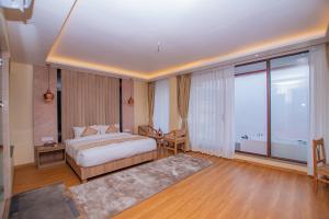 Ένα ή περισσότερα κρεβάτια σε δωμάτιο στο Temple Himalaya Hotel & Spa